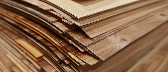 Кабмін заборонив імпорт в Україну з Росії груп промислових товарів, в тому числі матеріалів з шаруватої деревини
